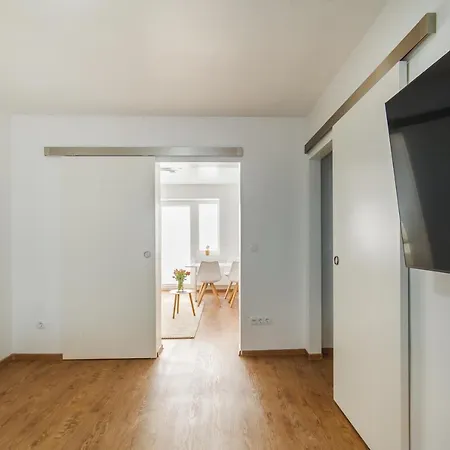 Design / 2 / / Contactless Check-in Apartment