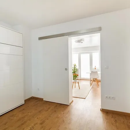 Design / 2 / / Contactless Check-in Apartment *