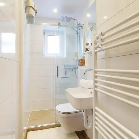 Design / 2 / / Contactless Check-in Apartment *