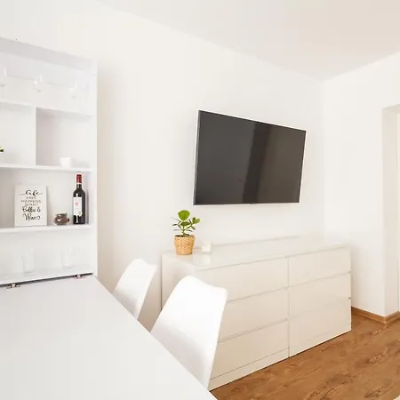 Design / 2 / / Contactless Check-in Apartment Hannover