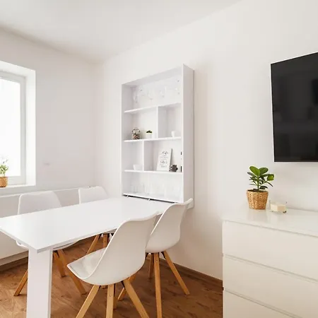 Design / 2 / / Contactless Check-in *