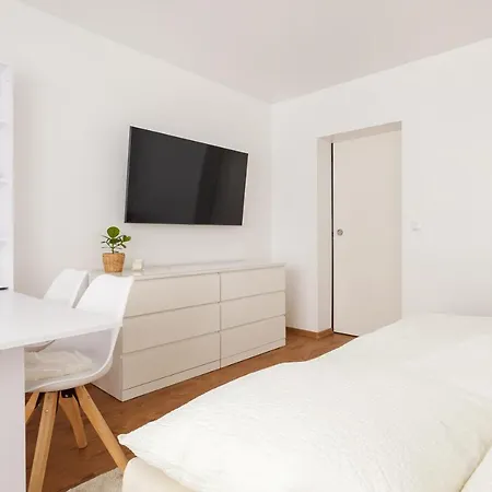 Design / 2 / / Contactless Check-in Apartment